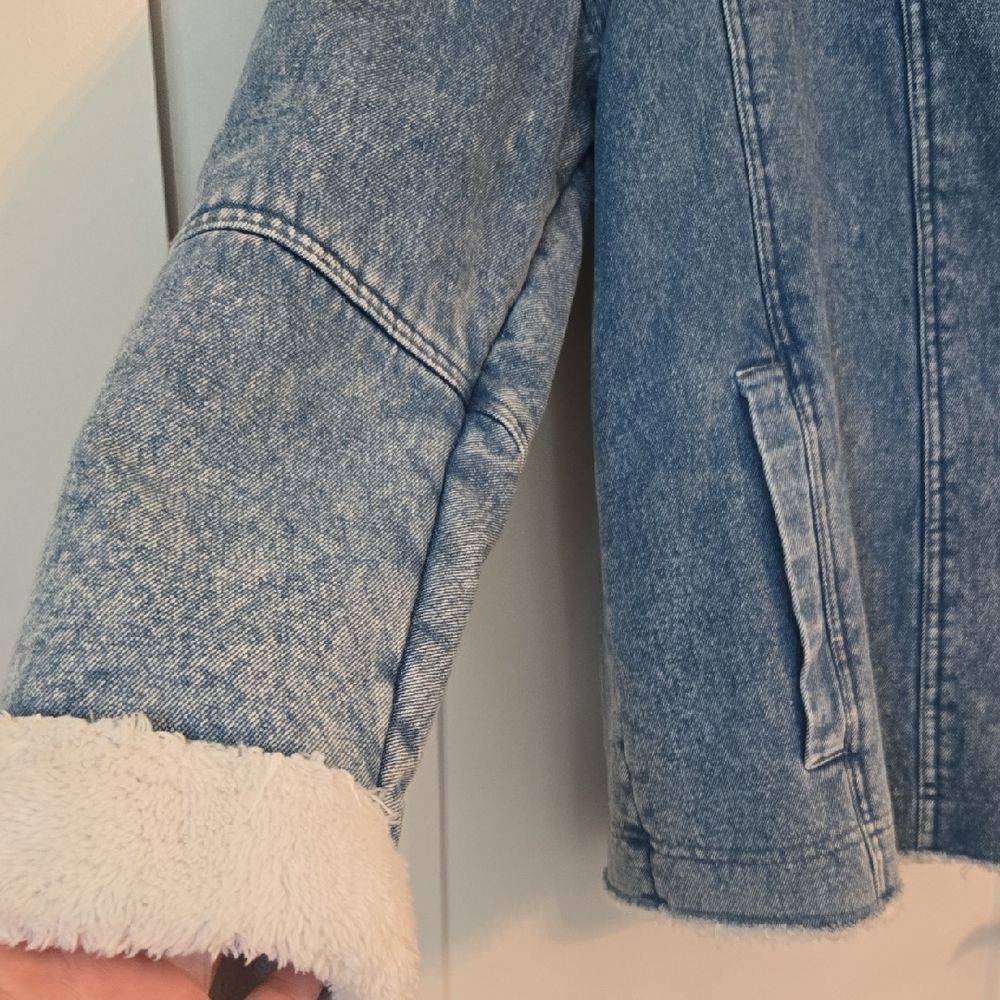 BRAND NEW Lucky Brand Blue Jean Jacket with Faux Fur Collar - Picture 3 of 8